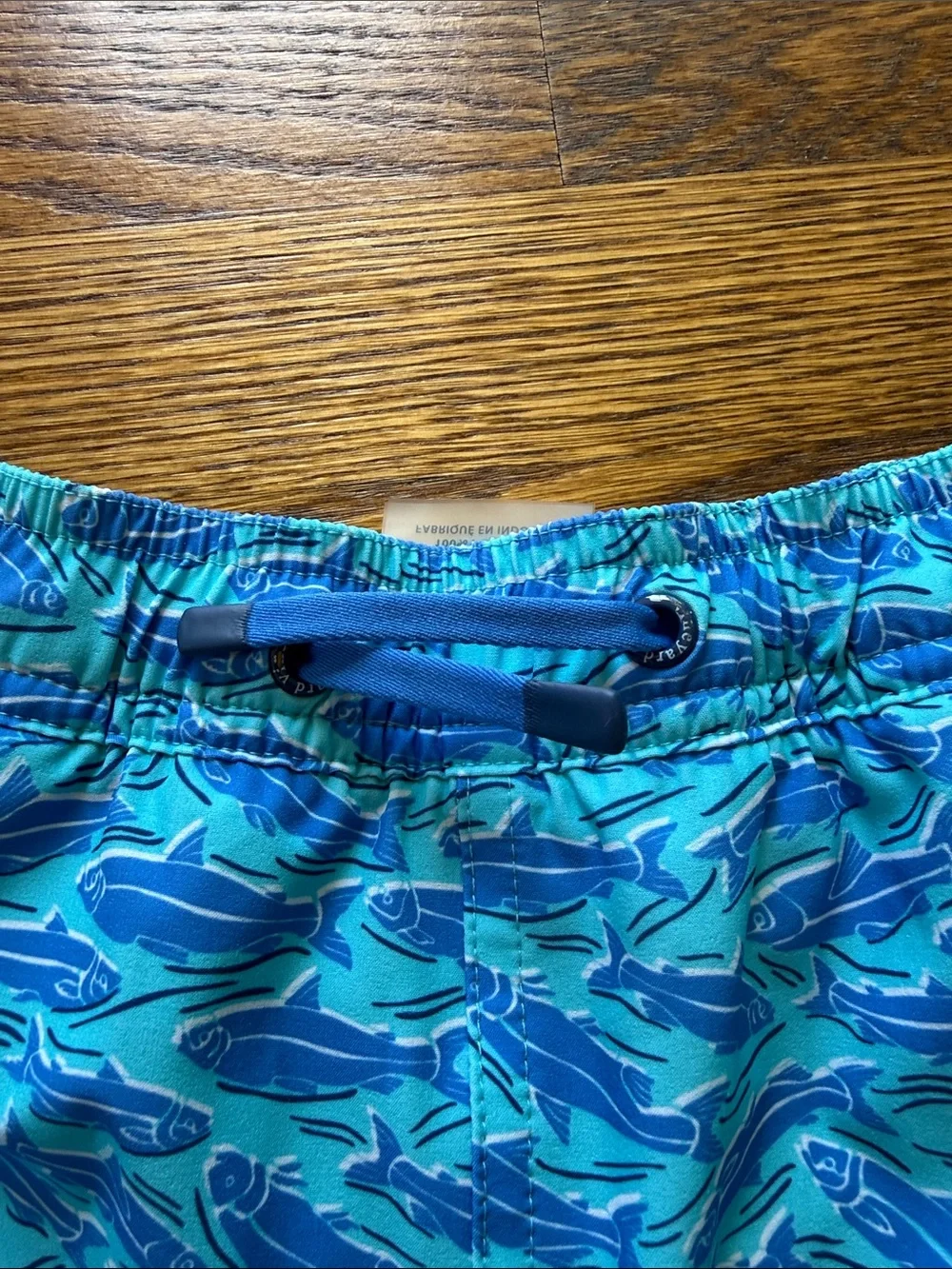 Vineyard Vines Teal and Royal Blue Shark-Pattern Swim Trunks med